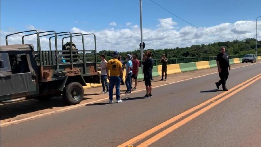 Policía brasileña auxilió a los argentinos varados en el puente