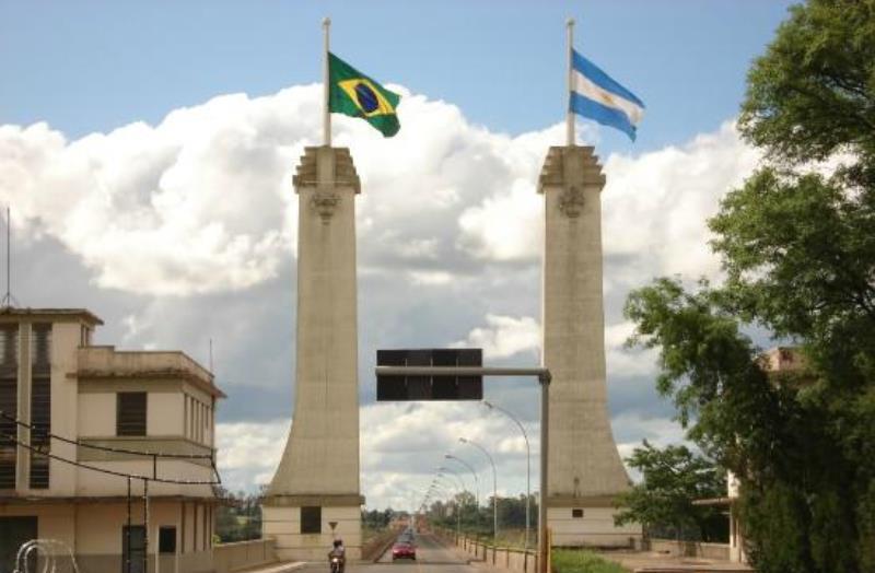 Argentina mantendrá abierta la frontera para vehículos y ómnibus en Paso de los Libres y Gualeguaychú