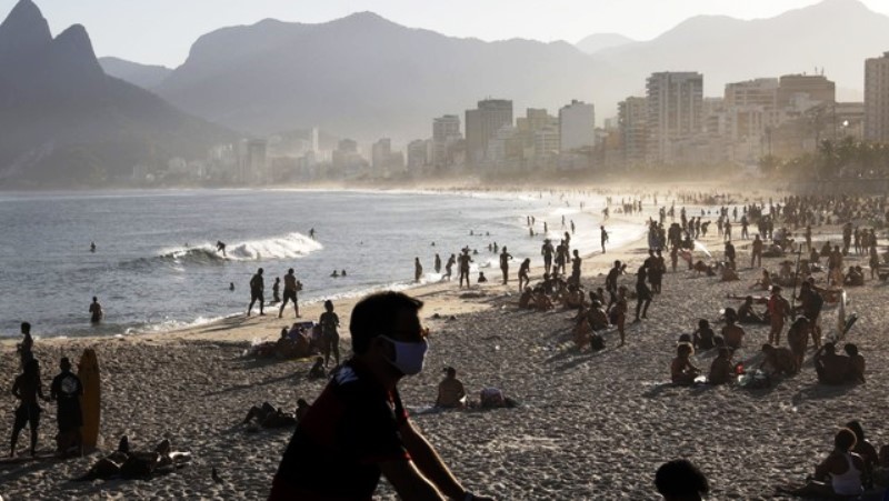 Bajaron los casos de coronavirus en Brasil y se llenaron las playas