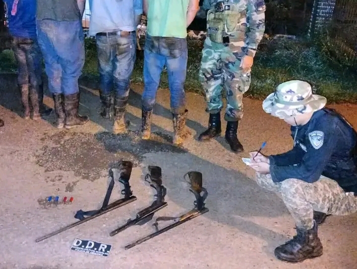 Armados hasta los dientes: atraparon a 6 cazadores y les incautaron 9 armas