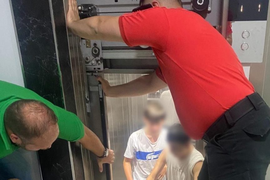 Menores quedaron atrapados en un ascensor en un edificio sobre Av. Sarmiento